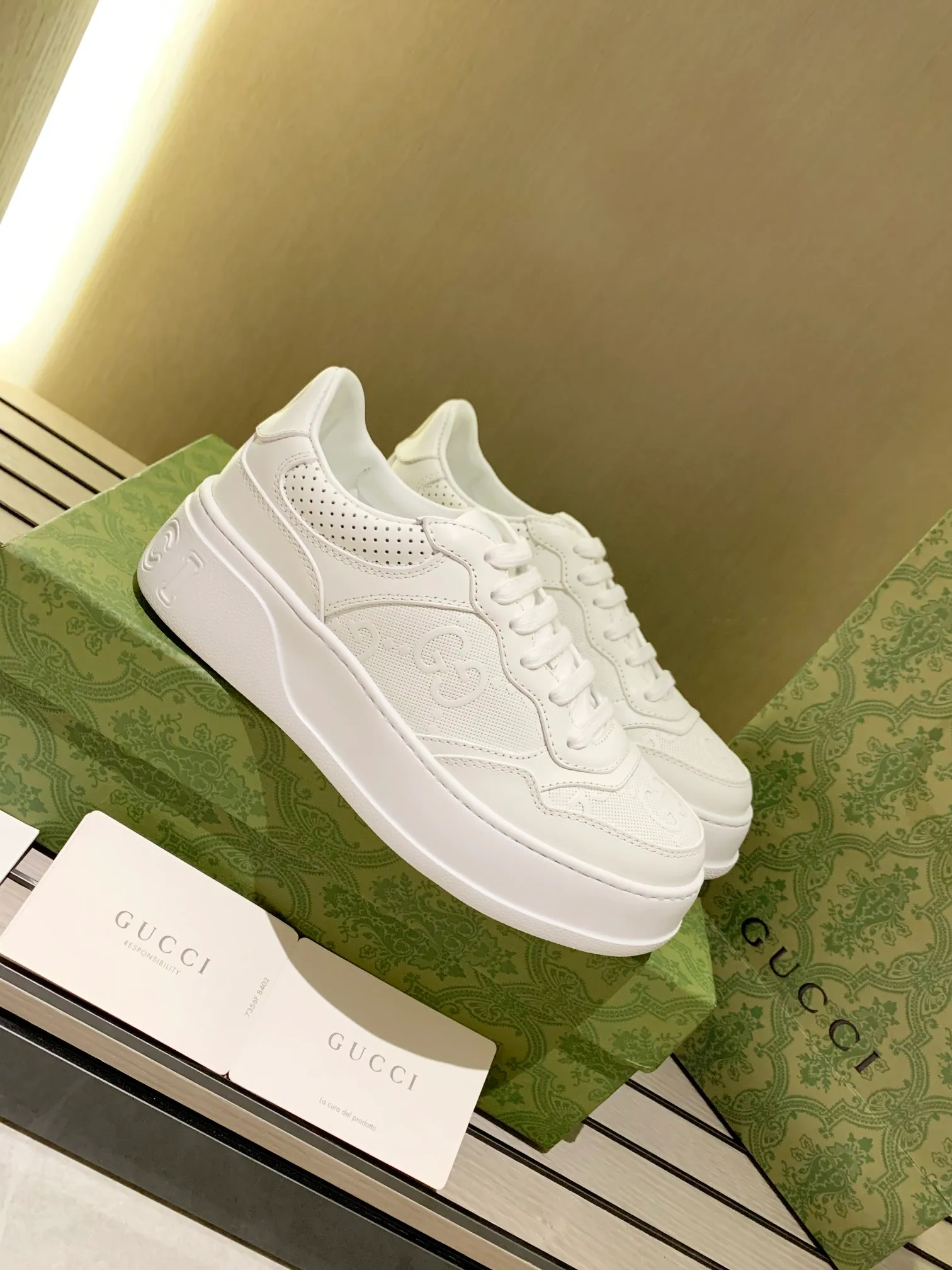 👟👟Ex-factory price 560👟👟 Men's size +10 Gucci2022 spring and summer new casual sports white shoes, purchasing version of the original version with a one-to-one molded IP light material sole! Upper calfskin, lining calfskin, foot pads calfskin. Complete purchasing version. Code number: female 35-40#, male 39-44# (45 customized)